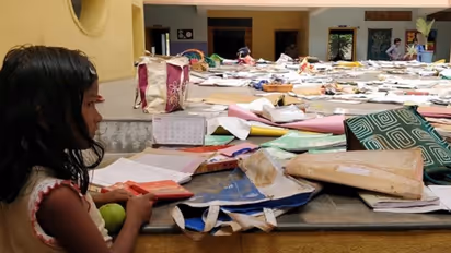 ಶಾಲಾ ಆವರಣಕ್ಕೂ ಕೆರೆ ನೀರು, ತೇಲಿ ಹೋದ ಪುಸ್ತಕಗಳು..!