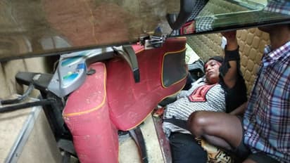 పశ్చిమ గోదావరి జిల్లాలో ప్రైవేట్ ట్రావెల్స్ బోల్తా: ఒకరి మృతి, 33 మందికి గాయాలు