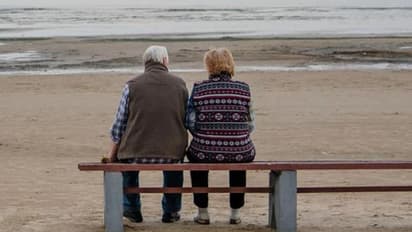 Grand Love: 104 साल के पति की मौत के 1 घंटे बाद महिला ने भी छोड़ दी दुनिया, दादी पुकारते रह गए पोते-पोतियां