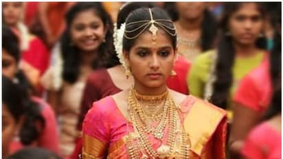 പതിനഞ്ച് കിലോ ഭാരം വരുന്ന സാരിയും ആഭരണങ്ങളും, ശ്വാസം വിടാൻപോലും കഴിഞ്ഞില്ലെന്ന് അനശ്വര രാജൻ