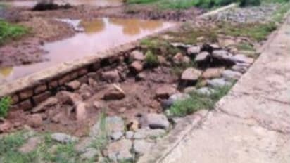 ಚಾಮರಾಜನಗರ: ಮಳೆಗೆ ಕೊಚ್ಚಿಹೋದ ಸೇತುವೆ ತಡೆಗೋಡೆ