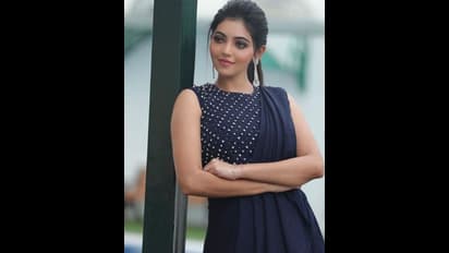 கருப்பு உடையில் பேர் அழகியாய் ஜொலிக்கும் அதுல்யா ரவி..! அசரவைக்கும் கிளிக்ஸ்..!