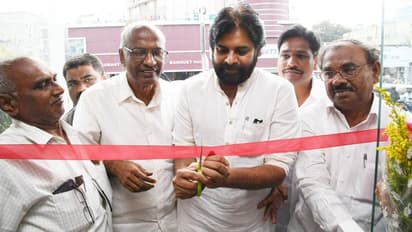 పుస్తకాలతో పవన్ కళ్యాణ్ కాలక్షేపం (ఫోటోలు)