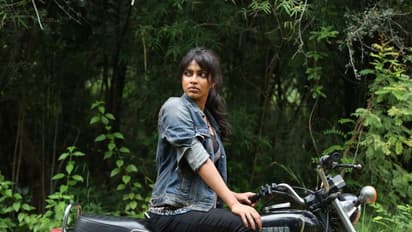 மேலாடையை கழற்றும் அமலாபால்! அசரடிக்கும் 'அதோ அந்த பறவை போல' டீசர்!