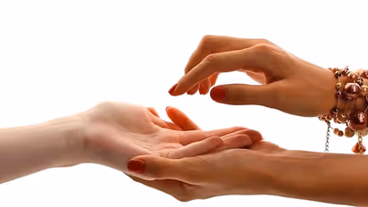 భర్త, పిల్లలు ఉండగానే మరో వ్యక్తిని పెళ్లి చేసుకున్న మహిళ