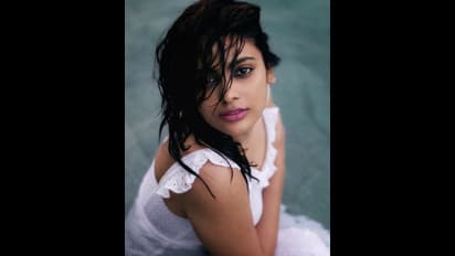 தண்ணீரில் மிதக்கும் தாமரை... வெள்ளை நிற உடையில் நந்திதாவின் லேட்டஸ்ட் கிளிக்ஸ்....!