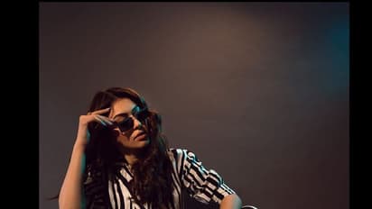 சிட்டிங்கே செம ஸ்டைலா இருக்கே... சோசியல் மீடியாவை கலக்கும் ஹன்சிகா மோத்வானி போட்டோஸ்...!