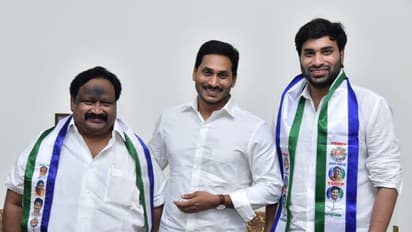 సీఎం జగన్ తో దేవినేని అవినాశ్ భేటీ... వైసిపీలో చేరిక
