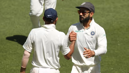 நடராஜனுக்கு ஒரு ரூல்; கோலிக்கு ஒரு ரூல்..! ஆள பொறுத்து ரூல்ஸ் மாறும்.. இந்திய அணி நிர்வாகத்தை விளாசிய கவாஸ்கர்