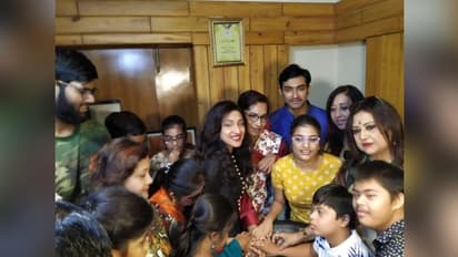 শহরে পালিত হল শিশু দিবস, বিশেষ শিশুদের সঙ্গে কেক কেটে উদযাপন করলেন ঋতুপর্ণা