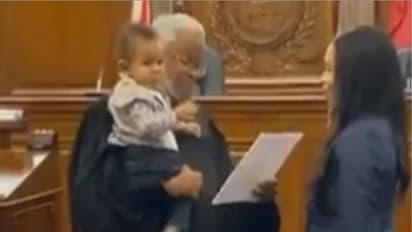 ವಕೀಲೆಯಾಗಿ ತಾಯಿ ಪ್ರಮಾಣವಚನ: ಜಡ್ಜ್ ಮಡಿಲಲ್ಲಿ ಕಂದ ಆರಾಮ!