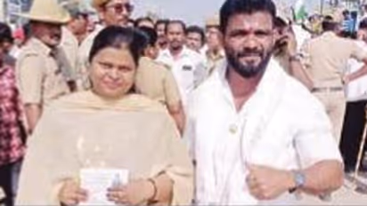 ದಾವಣಗೆರೆ:  ಪತಿ - ಪತ್ನಿಗೆ ಇಬ್ಬರಿಗೂ ಗೆಲುವು : ಮಾವನ ಸೋಲಿಸಿದ ಅಳಿಯ