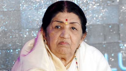 করোনা আতঙ্কে হাতে উঠল বন্দুক, মূহূর্তে ভাইরাল লতা মঙ্গেশকরের এই ছবি