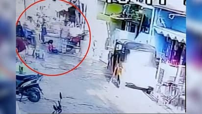 மகளின் கழுத்தில் மிதித்து கொடூரமாக தாக்கிய தந்தை..! தாயை பார்க்க சென்றதால் ஆத்திரம்..!