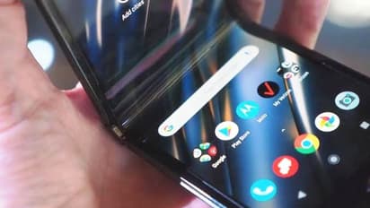 శామ‌సంగ్‌కు పోటీ: సరికొత్తగా విపణిలోకి మోటో ఫోల్డబుల్ ఫోన్