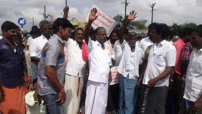 'புதிய மாவட்டத்தில் சேர்க்க வேண்டாம்'..! கொந்தளித்து போராட்டத்தில் ஈடுபட்ட கிராம மக்கள்..!