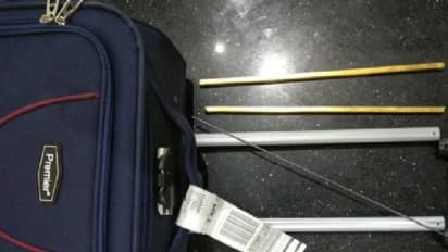 42 லட்சம் மதிப்புள்ள தங்கம்..!! சிங்கப்பூரில் இருந்து கடத்தி வந்தபோது அமுக்கியது சுங்கத்துறை..!!