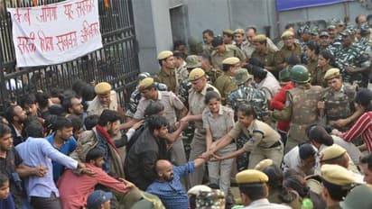 थम नहीं रहा है JNU में विवाद, प्रशासन ने दर्ज करवाई तोड़फोड़ की शिकायत