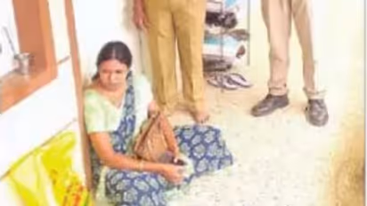 ಮನೆಗೆ ಕರೆದೊಯ್ಯದ ಪತಿ ವಿರುದ್ಧ ಪತ್ನಿ ಧರಣಿ