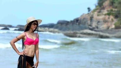 ಕಲ್ಲಂಗಡಿ ಹಣ್ಣಿನೊಂದಿಗೆ ಟಾಪ್‌ಲೆಸ್, ಕೆಣಕುತ್ತಿದ್ದ ಫಾತಿಮಾ ಜಾಬ್‌ ಲೆಸ್‌!