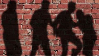 করোনার রোগী সন্দেহে বৃদ্ধকে বেধড়ক মার, স্যালাইনের চ্যানেল করা হাতে দড়ি পড়ালো মানিকতলাবাসী