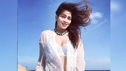 শরীরী ভাঁজে সুইমিং পুলে জলকেলিতে মত্ত এই নায়িকা, মুহূর্তে ভাইরাল ভিডিও