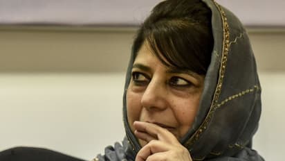 महबूबा मुफ्ती पहुंची घर, लेकिन नजरबंदी से राहत नहीं