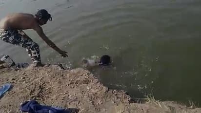 ತೀರ ಸೇರುವಷ್ಟರಲ್ಲಿ ಮುಳುಗಿ ಪ್ರಾಣ ಬಿಟ್ಟ: ದಡದಲ್ಲಿ ವಿಡಿಯೋ ಮಾಡುತ್ತಾ ನಿಂತ ಗೆಳೆಯರು