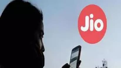 జియో సెన్సేషన్: ఐయూసీపై జాప్యంతో చౌక సేవలు కష్టమే