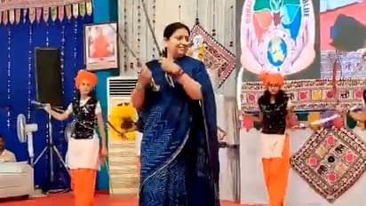 তরোয়াল হাতে মঞ্চে নাচলেন মোদীর মন্ত্রী স্মৃতি ইরানি, ভাইরাল ভিডিও