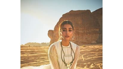 பாலைவனத்தில் இப்படி ஒரு போட்டோ ஷூட்டா?... பட்டையைக் கிளப்பும் பூஜா ஹெக்டே... தீயாய் பரவும் புகைப்படங்கள்...!