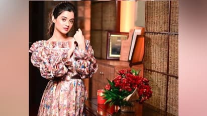 পাশ থেকে স্পষ্ট স্তনযুগল, অন্তর্বাস পরেননি কেন. নেটদুনিয়ায় ট্রোলের মুখে দর্শনা