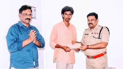 చైన్ స్నాచర్ ను పట్టించిన వంశీ: నగదు రివార్డు అందించిన ఎస్పీ