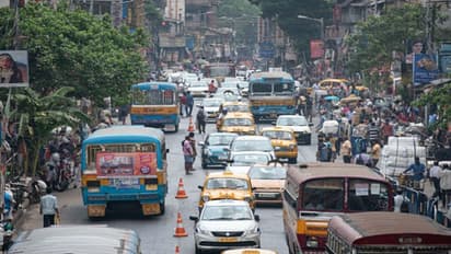 ছুটির দুপুরে বেপরোয়া গাড়ির ‘জয়রাইড’, পথচারীকে পিষে দিয়ে চলে গেলেন মহিলা চালক