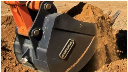 അനധികൃതമായി മണൽ കടത്തിയ അഞ്ച് വാഹനങ്ങള് പൊലീസ് പിടികൂടി