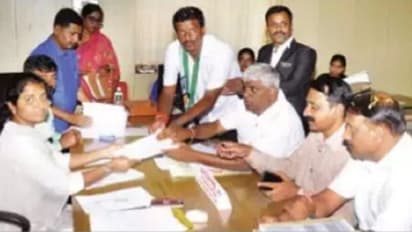 JDS ಅಭ್ಯರ್ಥಿ ಸೋಮಶೇಖರ್‌ ನಾಮಪತ್ರ ಸಲ್ಲಿಕೆ: ರಾಹುಕಾಲ ಮುಗಿಯೋವರೆಗೆ ಮೆರವಣಿಗೆ