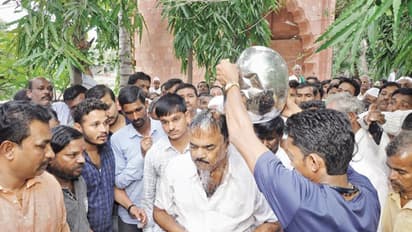 ಮೈಮೇಲೆ ನೀರು ಸುರಿದುಕೊಂಡು ಗಳಗಳನೆ ಅತ್ತ ಪೂಜಾರಿ