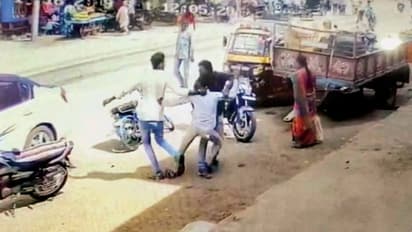 ಸಿನಿಮೀಯವಾಗಿ ಕಿಡ್ನಾಪ್, ಬಸ್ ನಿಲ್ದಾಣ ಬಳಿ ನಿಂತಿದ್ದವನ ಹೊತ್ತೊಯ್ದರು!