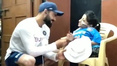 जिनको छूने से टूट जाती हैं उनकी हडि्डयां, ऐसे स्पेशल फैन से मिले विराट कोहली