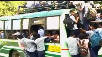 அரசு பேருந்தில் ஆபத்தான பயணம்..! கூடுதல் பேருந்துகளின்றி தவிக்கும் பள்ளி மாணவர்கள்..!