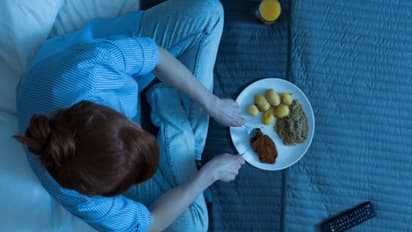 தினமும் லேட் நைட்டில் ஸ்நாக்ஸ் சாப்பிட்டல் உடலில் என்ன நடக்கும் தெரியுமா?