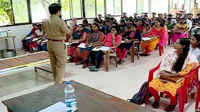 ഈ സ്റ്റേഷനില് പൊലീസ് പിഎസ്സി ക്ലാസ് എടുക്കുകയാണ്...