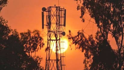 5ജി കൊറോണയ്ക്ക് കാരണമാകുമെന്ന് പ്രചരണം; ബ്രിട്ടനില് 5ജി ടവറുകള്ക്ക് തീ ഇടുന്നു