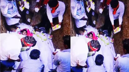 ఒకే గోతిలో ప్రేమ జంట ఖననం: బతికి ఉన్నప్పుడు విడదీసి.. మరణం తర్వాత కలిపారు