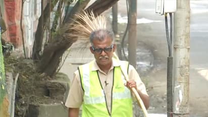 পরিচ্ছন্নতার সচেতনতা ছড়াতে গানই ভরসা সাফাইকর্মী মহাদেব যাদবের, ভাইরাল ভিডিও
