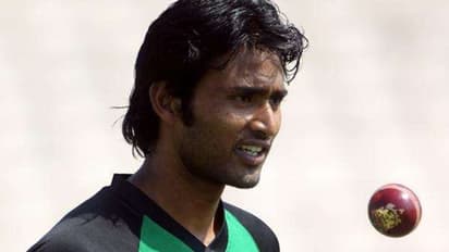 బంతిని షైన్ చేయొద్దన్నందుకు: గ్రౌండ్లోనే సహచరుడిని లాగి కొట్టిన క్రికెటర్