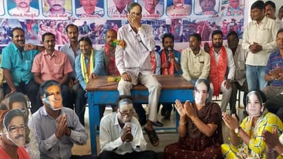 కెసిఆర్ చుట్టూ భజనలు చేస్తున్న మంత్రులు.. వినూత్న నిరసన