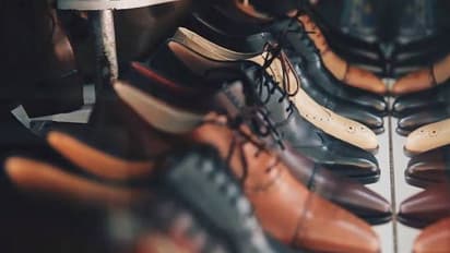 അറുപതിനായിരം രൂപയുടെ ചെരുപ്പുകൾ മോഷ്ടിച്ചു; വ്യവസായിയുടെ പരാതിയിൽ അന്വേഷണം