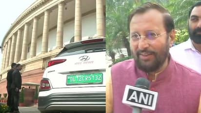 ಎಲೆಕ್ಟ್ರಿಕ್ ಕಾರಿನ ಮೂಲಕ ಸಂಸತ್ತಿಗೆ ಆಗಮಿಸಿದ ಪರಿಸರ ಸಚಿವ!