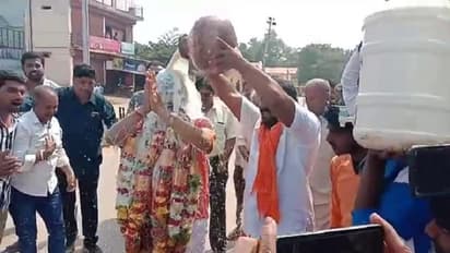 ವಿಜಯನಗರ ಬಿಜೆಪಿ ಬಂಡಾಯ ಅಭ್ಯರ್ಥಿಗೆ 101 ಲೀ. ಕ್ಷೀರಾಭಿಷೇಕ!